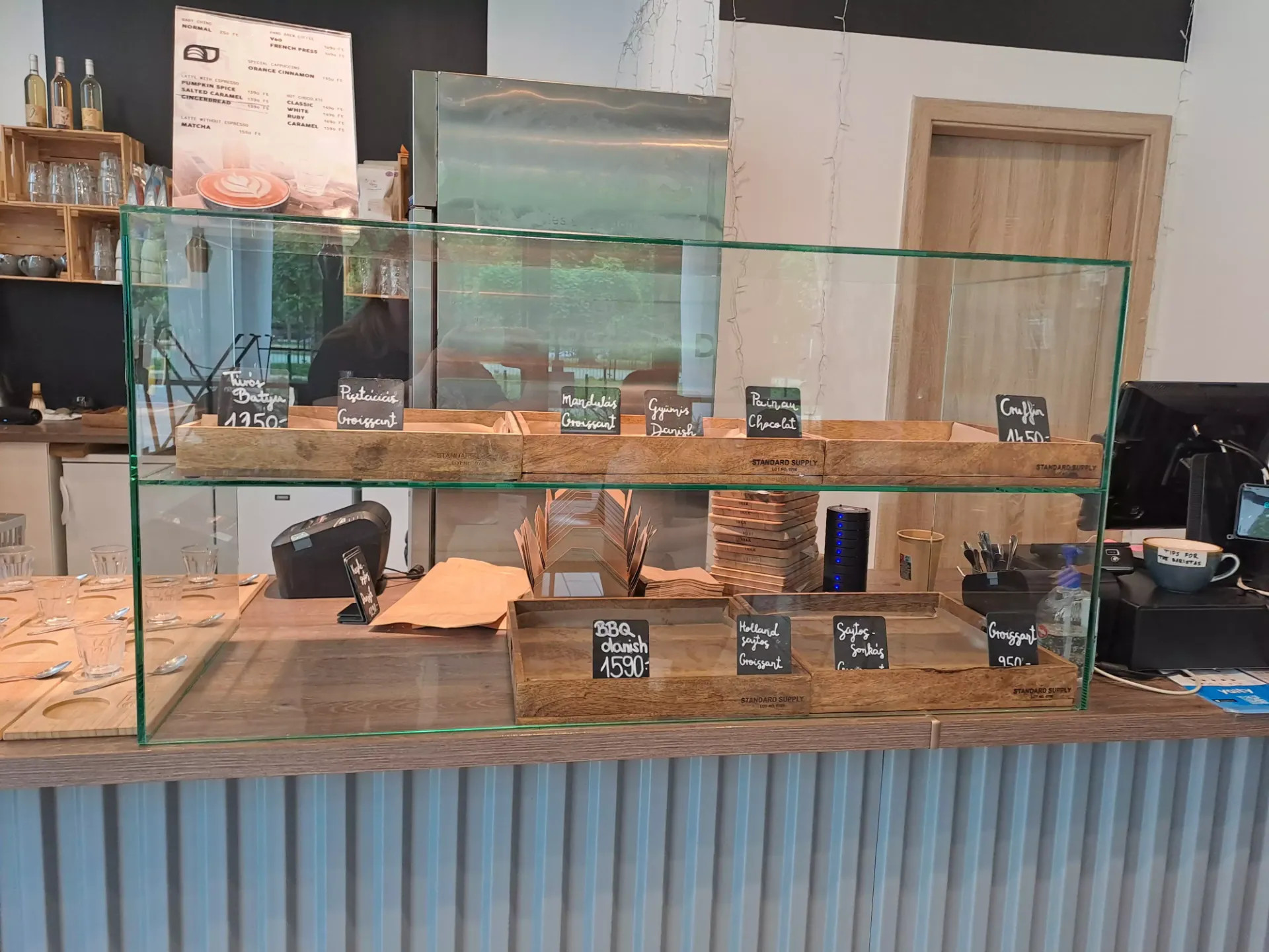 üveges pult méretregyártás 